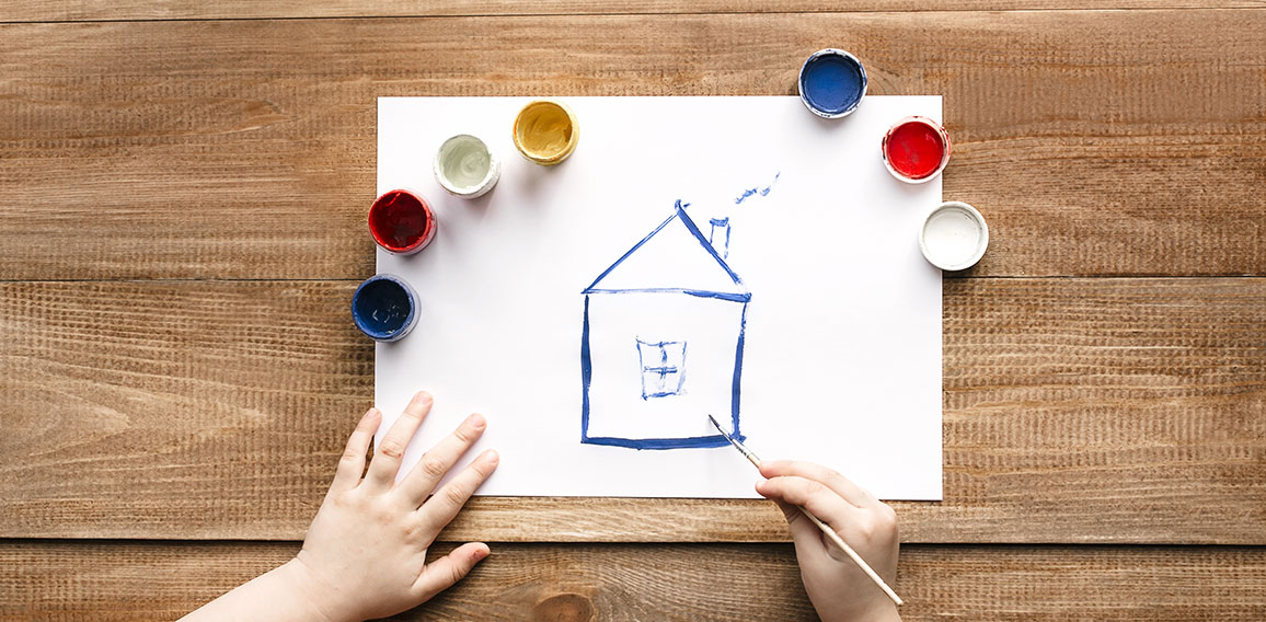 Kind malt Haus mit Pinsel