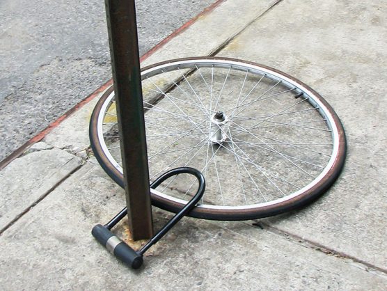 Einzelnes Fahrradrad abgesperrt