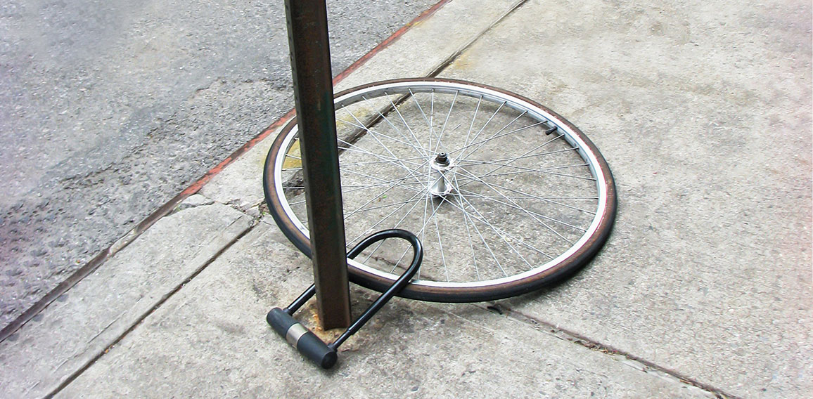 Einzelnes Fahrradrad abgesperrt