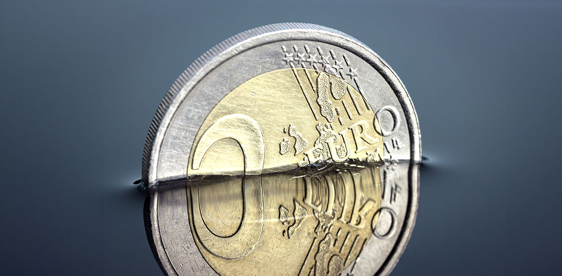 Zwei-Euro-Münze versinkt