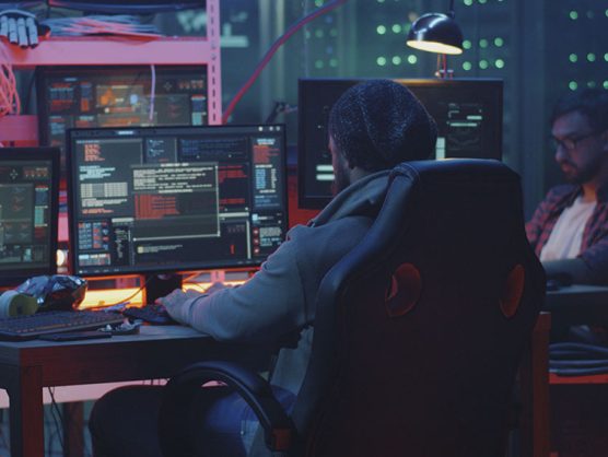 Hacker sitzen an Computern