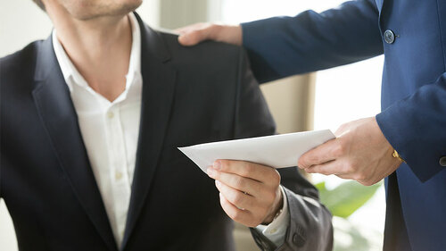 Anzugtraeger-erhaelt-Umschlag-171011848-FO-fizkes