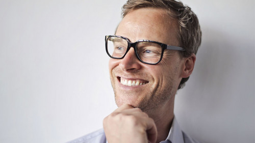 Mann-laechelt-214637813-FO-olly