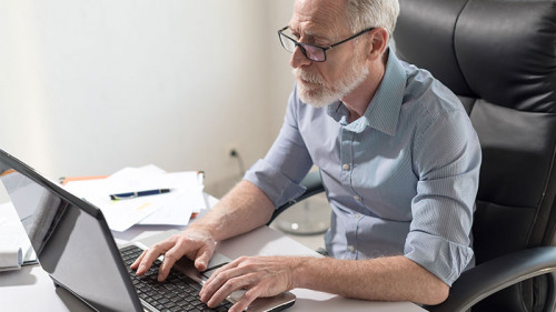 Anzugtraeger-an-Laptop-146113392-FO-thodonal