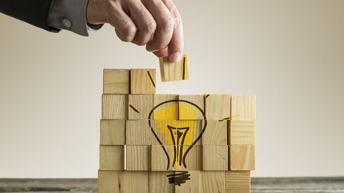 Anzugtraeger-Holzkloetze-Gluehbirne-164456412-FO-Gajus