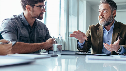 Anzugtraeger-diskutieren-180842620-FO-Jacob-Lund