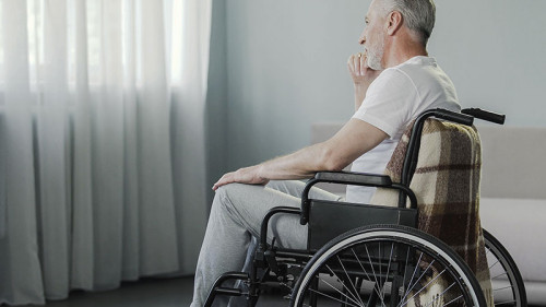 Mann-in-Rollstuhl-185131412-FO-motortion