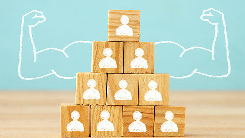 Holzkloetzchen-Koepfe-Arme-213768229-FO-tomertu