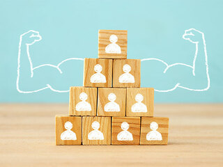 Holzkloetzchen-Koepfe-Arme-213768229-FO-tomertu