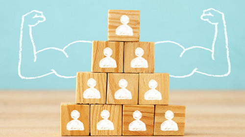 Holzkloetzchen-Koepfe-Arme-213768229-FO-tomertu