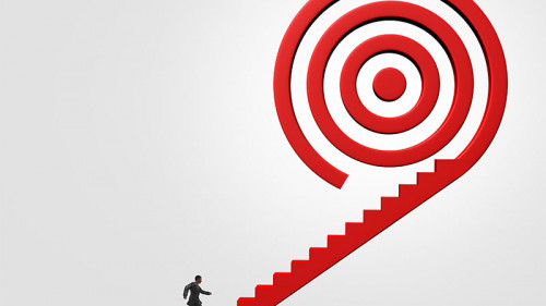 Anzugtraeger-auf-Treppe-zu-Zielscheibe-213973752-FO-freshidea