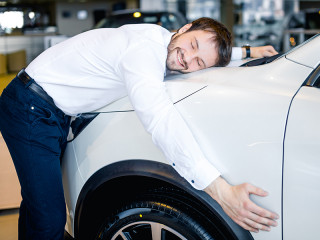 Mann-umarmt-Auto-206734698-FO-alfa27