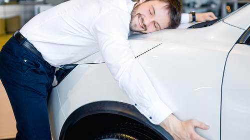 Mann-umarmt-Auto-206734698-FO-alfa27