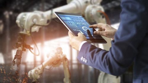 Anzugtraeger-Tablet-Fabrik-208731473-FO-ipopba