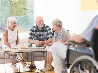 Senioren-Rollstuhl-Pflegerin-182526669-AS-Photographee-eu