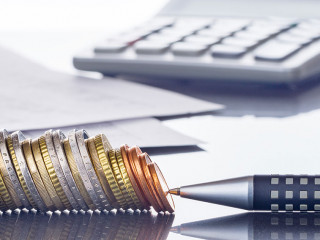 Finanzen, Euro Münzstapel, Kugelschreiber, Tabellen, und Taschenrechner, Hintergrund