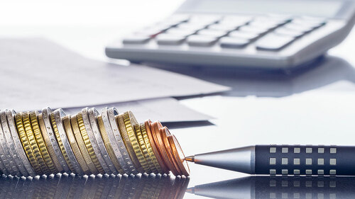 Finanzen, Euro Münzstapel, Kugelschreiber, Tabellen, und Taschenrechner, Hintergrund