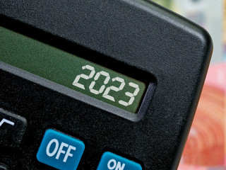 Taschenrechner mit der Anzeige 2023 im Display