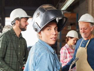 Junge Frau macht Lehre als Schweißer