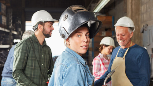 Junge Frau macht Lehre als Schweißer