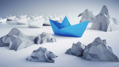 Papierschiffe zwischen Felsen