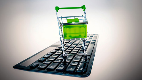 Einkaufswagen auf Tastatur