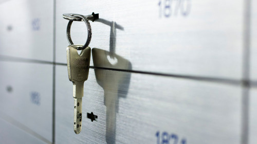 Schliessfächer mit Schlüssel in einem Tresorraum einer Bank