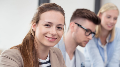 junge frau arbeitet im team im unternehmen
