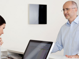 arzthelferin schaut im computer