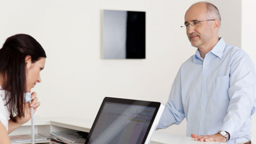 arzthelferin schaut im computer