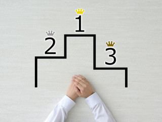 ビジネスマンの手と表彰台