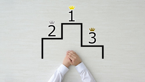 ビジネスマンの手と表彰台