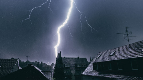 Blitz schlägt in Hausdach ein