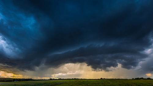 Image of severe wall cloud of aproaching storm