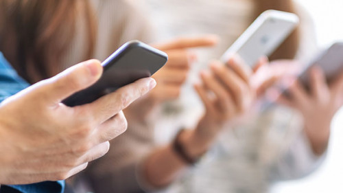 Haende-Smartphones-302582395-AS-Farknot-Architect