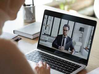 Frau-Laptop-Video-Call-371856690-AS-fizkes