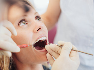 Frau-Zahnarzt-289098346-AS-contrastwerkstatt