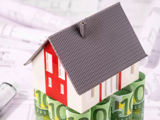 Haus steht auf Geldscheinen