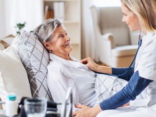 Seniorin-Pflegekraft-245958208-AS-Halfpoint