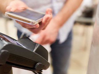 Bargeldlos-bezahlen-282645744-AS-Robert-Kneschke