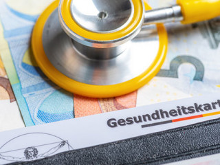 Geldscheine-Stethoskop-Gesundheitskarte-272222090-AS-Zerbor