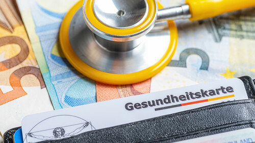 Geldscheine-Stethoskop-Gesundheitskarte-272222090-AS-Zerbor