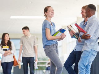 Schüler oder Studenten machen Smalltalk
