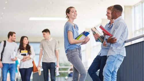 Schüler oder Studenten machen Smalltalk
