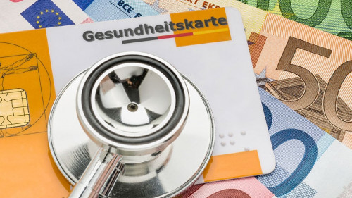 Geldscheine-Stethoskop-Gesundheitskarte-59378901-AS-Zerbor