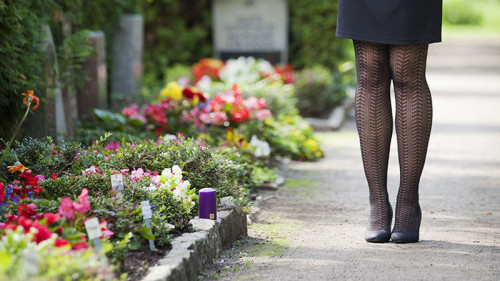 Frau-an-Grab-44130837-FO-Peter-Heimpel