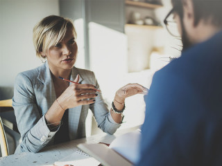 Anzugtraegerin-Anzugtraeger-Konversation-181494935-FO-SFIO-CRACHO