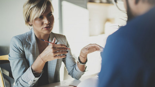 Anzugtraegerin-Anzugtraeger-Konversation-181494935-FO-SFIO-CRACHO