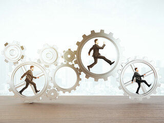 Anzugtraeger-in-Zahnraedern-123264646-FO-peshkov