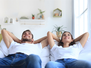 Paar-entspannt-226298695-FO-ty